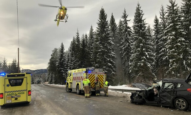 Massekollisjon på E16 - flere til sykehus